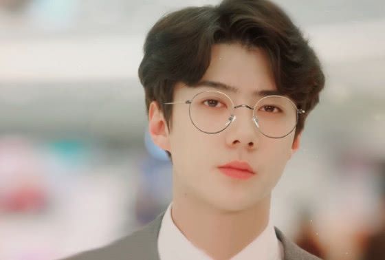 同樣是戴眼鏡，扛住了肖戰，躲過了易烊千璽，卻栽在他身上
